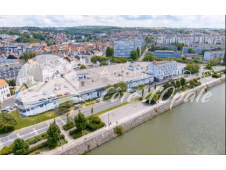 local entrée de centre commercial