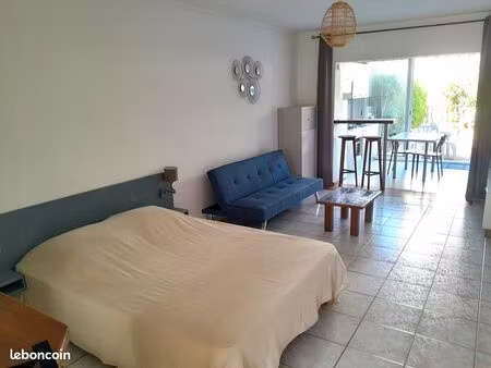 grand studio meublé avec jardin privé attention location à l'année