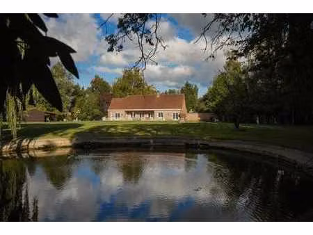 résidence sur un domaine de 18.000 m² avec piscine et étang