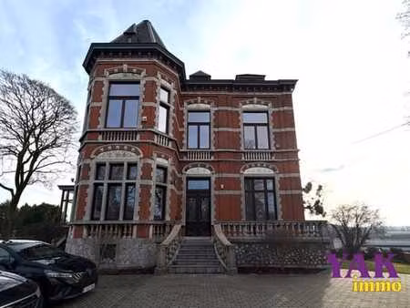 spacieux bureau avec terrasse et place de parking privative