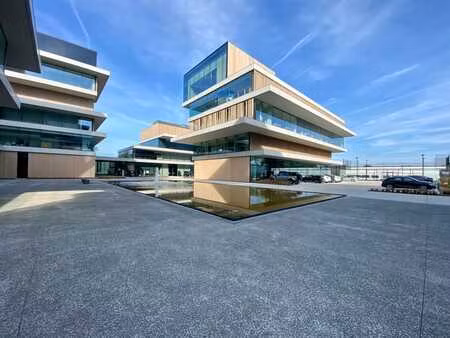 250 m² high-end kantoren langs én met visibiliteit van e40