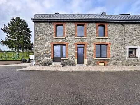 jolie maison avec terrasse et jardin.