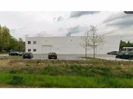 entrepôt récemment construit à louer à proximité immédiate d