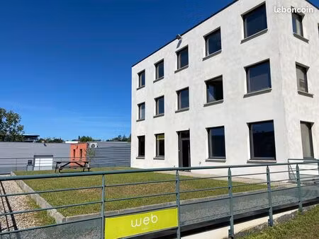 location bureau 18m² avec salle de réunion et terrasse