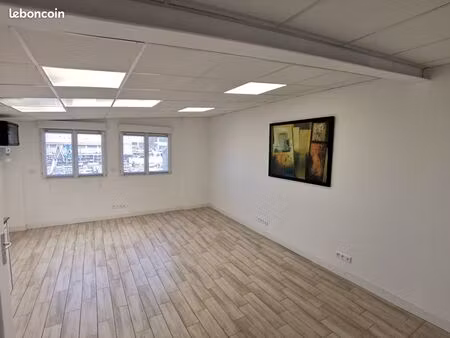 bureau privé 24m² - genas