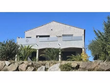 belle maison spacieuse offrant deux appartements