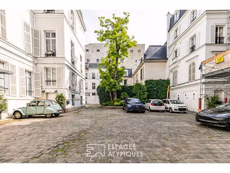 duplex de caractère au calme d'une cour - palais de l'elysée