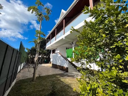 t2 avec un jardin et quartier résidentiel