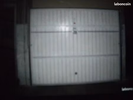recherche à loué garage box fermé