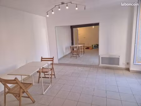 location 2 pièces 40m2 salon et salle à manger et chambre