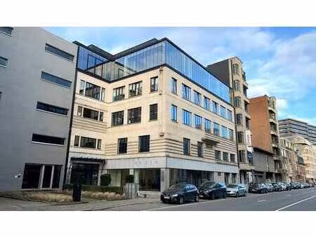 bureau joliment décoré à louer dans le bâtiment metro à anv