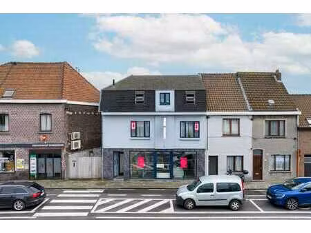 centraal gelegen handelspand + duplexappartement