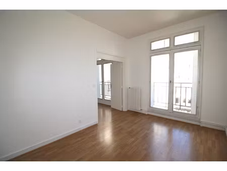 bordeaux - quinconces - lumineux et grand t2 de 54 11 m2 - c