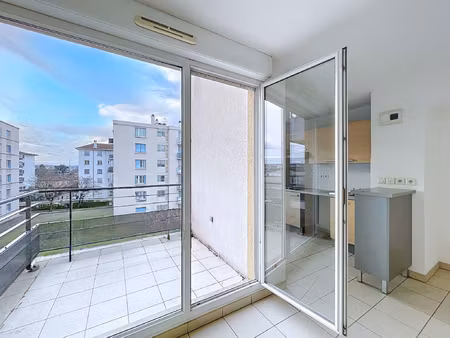 appartement t3 dernier étage résidence récente avec deux