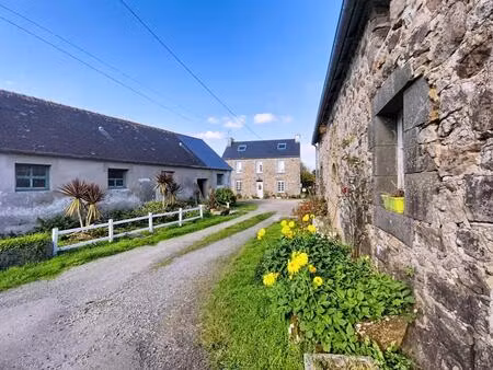 entre le faou et rosnoën – charmant corps de ferme en pierre sur 3 9 hectares