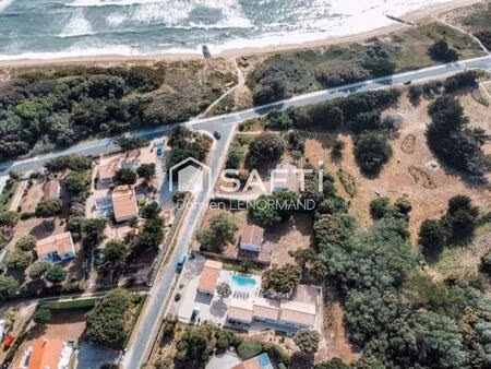 rare villa avec piscine de 205m2 à 50m de la plage