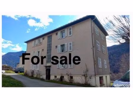 bright top-floor 2-bedroom apartment – great potential petit-cœur la lechere