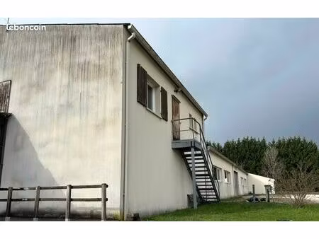 bâtiment professionnel avec une grande zone de stockage extérieur