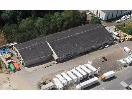 ruim magazijn met 2 laadkades en 5 poorten