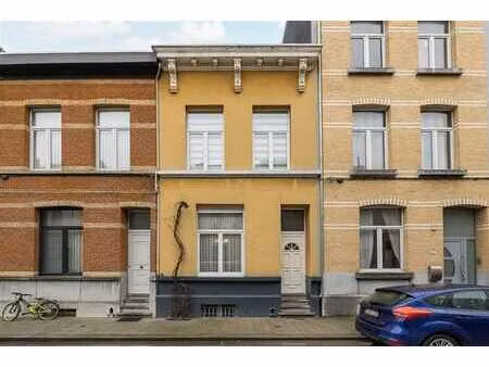 maison familiale prête à l'emploi avec trois chambres à couc