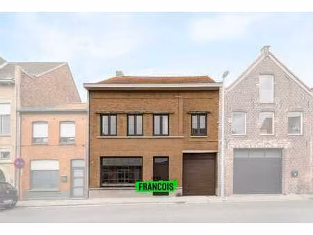 spacieuse maison et immeuble commercial à vendre au cœur de…