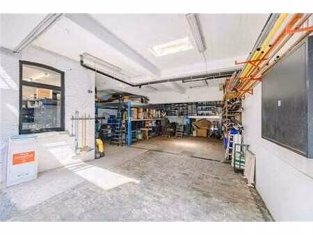 propriété commerciale multifonctionnelle avec loft à finir