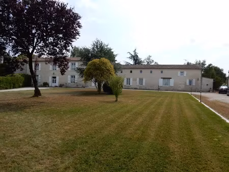 location locaux professionnels 200 m² à saintes (17100)  2 680 €