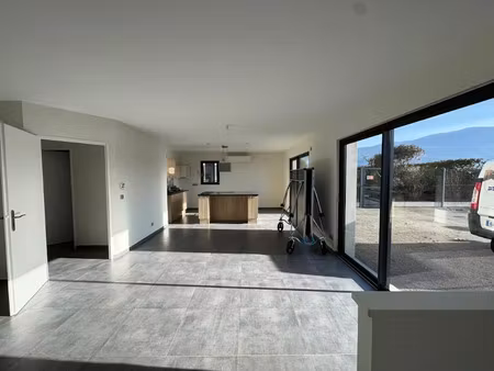 location locaux professionnels à saint-sauveur (38160)  1 050 €