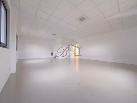 location locaux professionnels 1 pièce 54 m² à eguilles (13510)  765 €