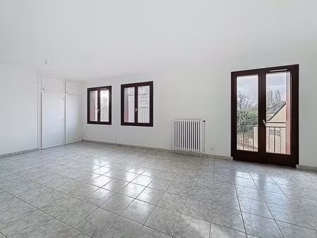 appartement situé tout proche du centre de ballan-miré