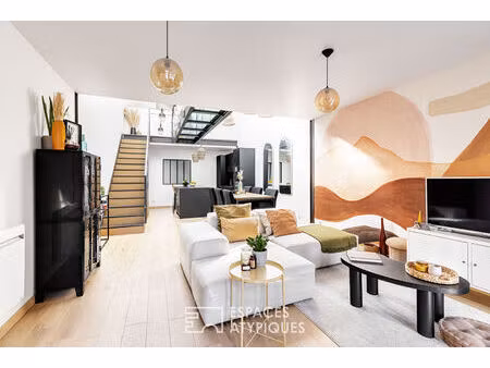 loft et sa passerelle en verre dans une ancienne teinturerie