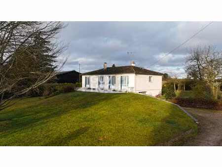 5 km de bernay  dans un petit hameau   6 minutes en voiture de la gare