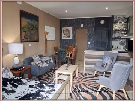 immeuble de caractère avec 2 appartements rénovés et un café