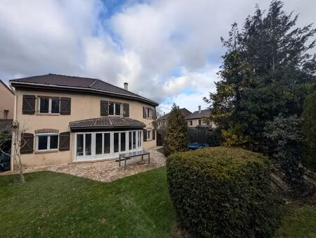 maison individuelle 4 chambres - 470 m² de terrain.