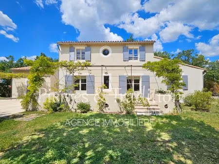 luberon  bastide provençale avec appartement indépendant  piscine san un environnement de 