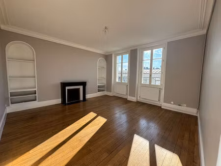 t3 rénové - hyper-centre d'orléans - immeuble bourgeois