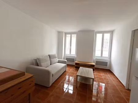t2 meublé de 40m2 avec balcon - marseille 1er