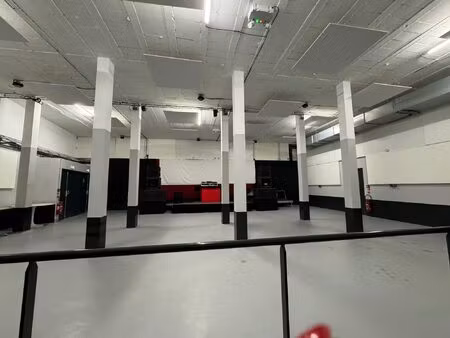 à louer - local polyvalent de 248m2 avec grabde salle insonoris