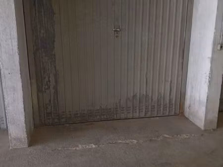 loue bel garage dans résidence sécurisée