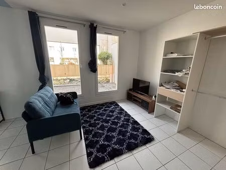 cosy t2 sur rer a à mi-chemin entre disney et châtelet  avec grand balcon