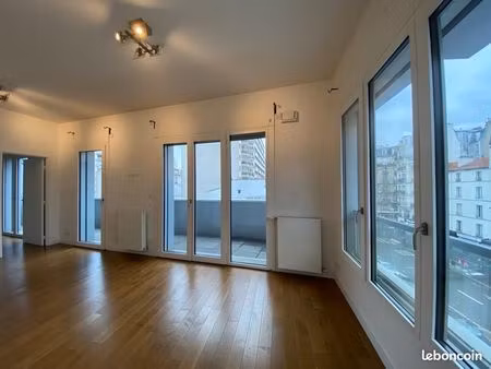 deux pièces avec balcon moderne et isolé