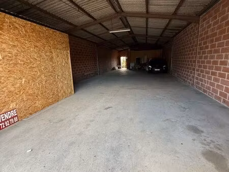 hangar garage parking local