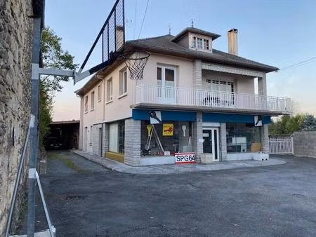 oloron proximite centre - immeuble compose de deux appartements et de trois locaux...