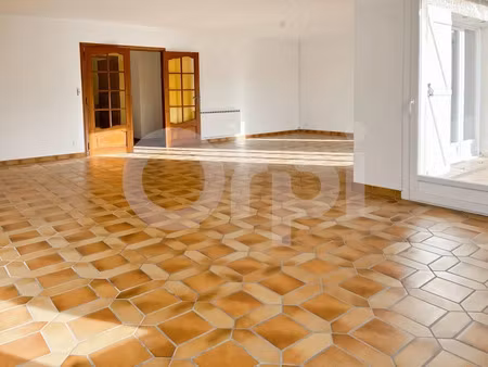 location appartement 4 pièces 127 m² à la crau (83260)  1 350 €