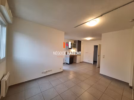 studio avec balcon et terrasse