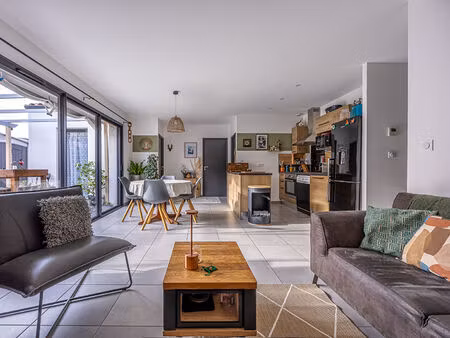 maison récente  de plain pied  jardin.