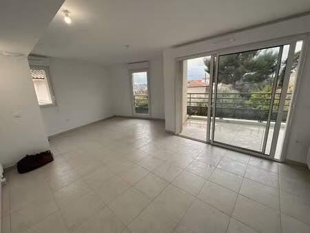 t3 avec balcon et parking à toulon