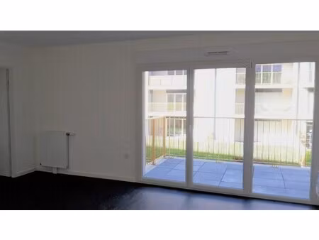t2 avec balcon et parking à vannes
