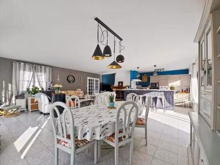 maison de plain-pied avec piscine  à 1 200 m de la plage