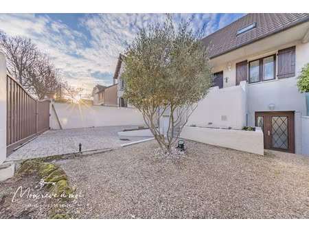 maison individuelle de 145m2 avec parkings et jardin  située